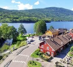 Eidsfoss Kro med landhandelen i bakgrunnen !