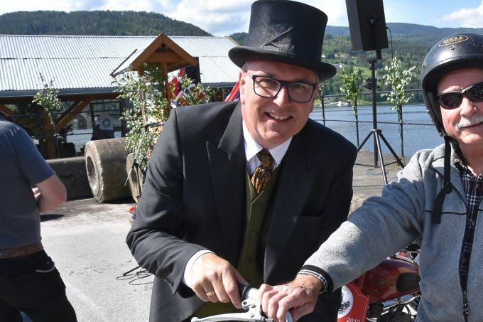 Her er det like før Dagfinn Moen starter sin første mopedtur på 50 år. Oddvar Kollsete, selv en entusiastisk mopedist ønsker ham lykke til.