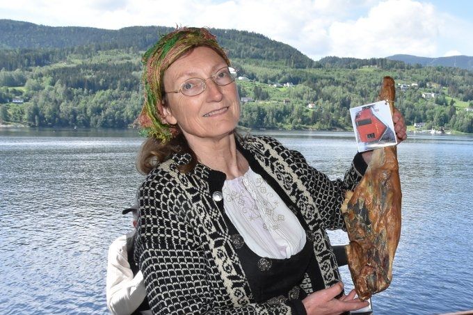 ØKO-LÅR: Torild Skårdal med fenalår fra Tjønnes økogård.