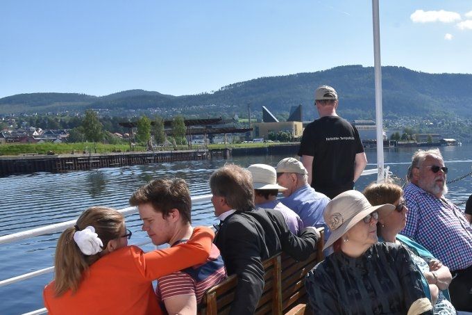 BLIKKSTILLE: Sjelden har Heddalsvannet vært så blikkstille som det var lørdag. Folk koste seg på Telemarken, og kom også klokere hjem enn de kom. Takket være bysbarn Trond Aasland.
