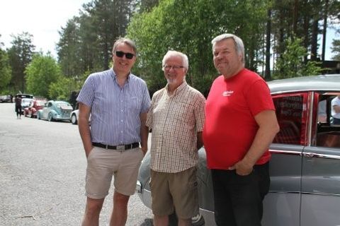 Første klubbtreff. To initiativtakere og to ledere møttes med klubbene i Hovin. Oddvar Kollsete(tv) sammen med leder John Ausland fra Rjukan og Tinn Motorhistoriske klubb og nyvalgt leder Svein Brøndahl fra Notodden Kjøretøyhistorisk Forening. De to førstnevnte tok initiativet til hver av de to klubbene.