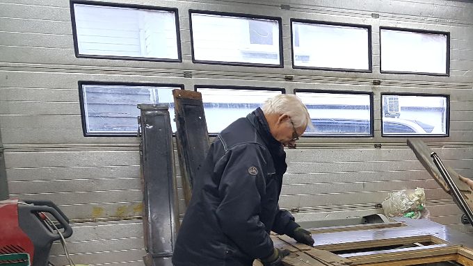 Jobbingen med vår Oakland går sakte men sikkert fremover. Her ser dere Olav Seland, Helge Syftestad og Ottar Kaasa i fullt arbeide med bilen i November 2020!
Foto: Frank Østdahl